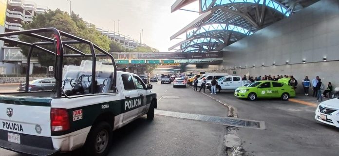 policias-resguardan-el-aicm-ante-protesta-de-la-cnte