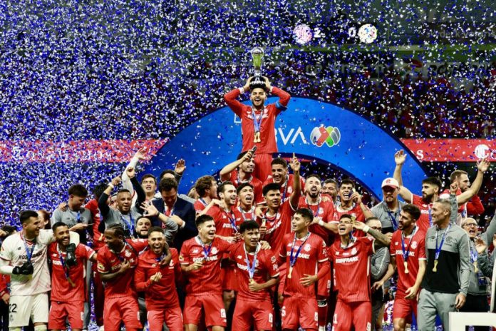 los-aficionados-del-toluca-se-rinden-ante-su-equipo,-campeon-despues-de-15-anos